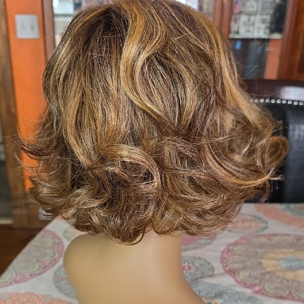 Toni Brattin Casually Chic In Brown Blond - Picture 3 of 5